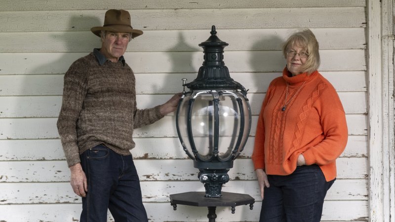 Pakenham locals craving light relief in fight over decorative street lamps