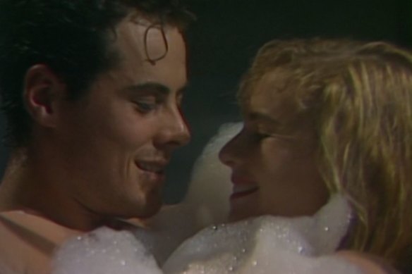 The romance between E Street’s Stanley “Wheels” Kovac and Lisa Bennett, played by Marcus Graham and Alyssa-Jane Cook, made headlines – including for this steamy bathtub scene.