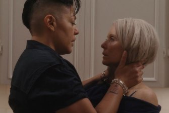 Miranda and Che Diaz, a queer, non-binary podcaster and comedian, during the kitchen sex scene.
