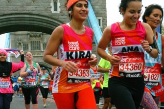 Musician Kiran Gandhi (at left) ran a 2015 marathon “free-bleeding”.