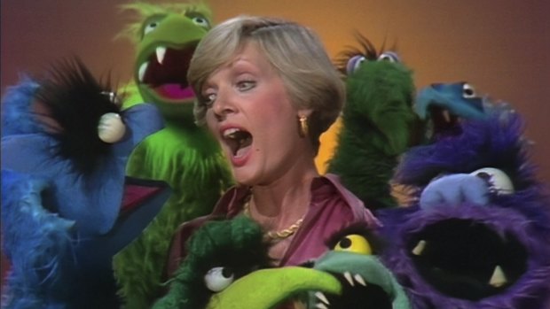 Florence Henderson sings Happy Together with a group of Frackles on The Muppet Show.