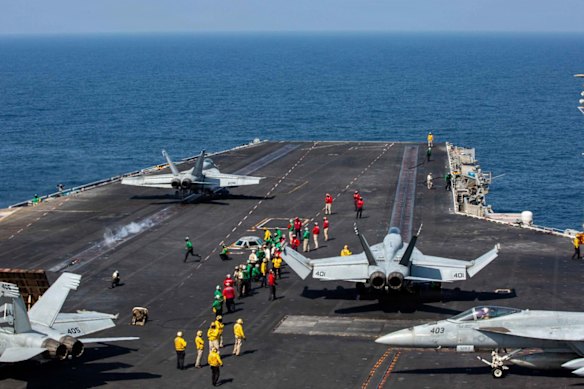 Pesawat di dek penerbangan USS Abraham Lincoln, dalam gambar yang diposting oleh Komando Militer AS pada 2 Maret 2026.