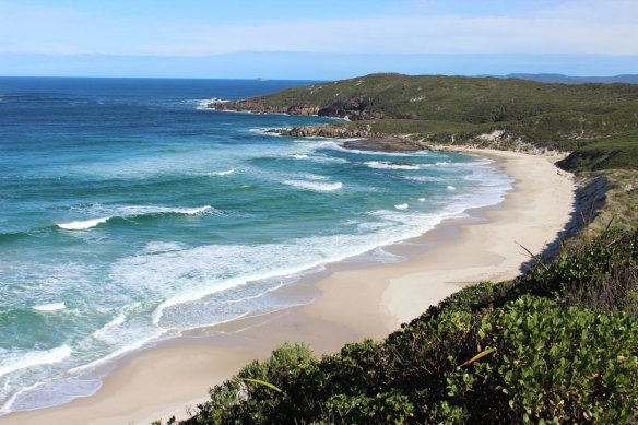 Co<em></em>nspicuous Cliff beach, near Walpole.