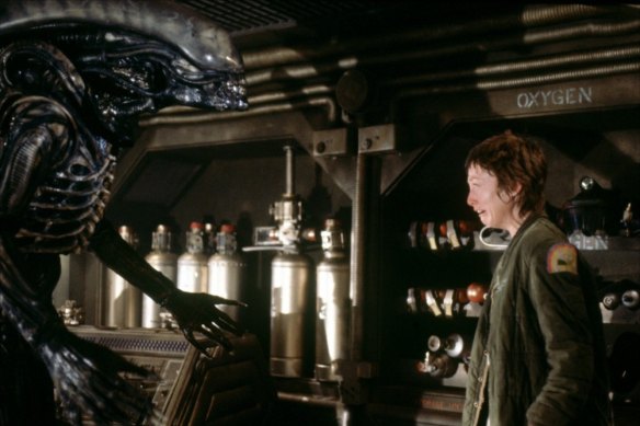 Veronica Cartwright as Lambert confronts the fully grown xenomorph in Alien (1979).