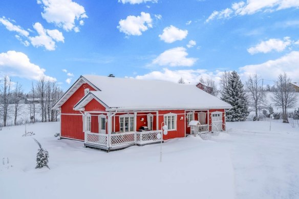 This holiday rental in Lapland is close to reindeer farms. 