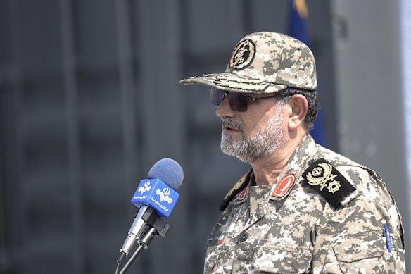 Il comandante della marina iraniana Alireza Tangsiri parla durante un'esercitazione militare a febbraio.