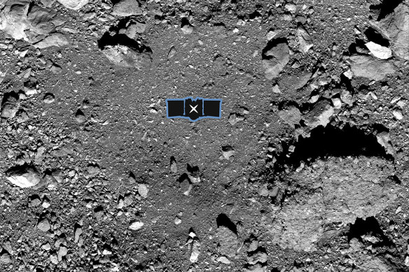 The OSIRIS-REx spacecraft's primary sample collection site, named "Nightingale," on the asteroid Bennu. An outline of the OSIRIS-REx spacecraft is placed at center to illustrate the scale of the site. 