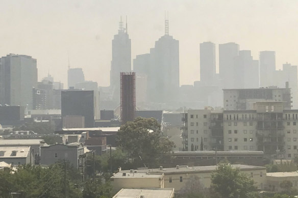 Smoke from the NSW bushfires reaches Melbourne's CBD.