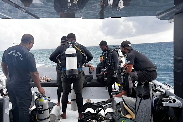 Mergulhadores se preparando para procurar os quatro mergulhadores italianos desaparecidos no sábado, perto da Ilha Alimathaa, Atol de Vaavu, Maldivas.