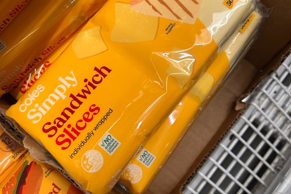 O queijo fundido, com cada fatia embalada individualmente, foi apontado como um mau exemplo de desperdício plástico.