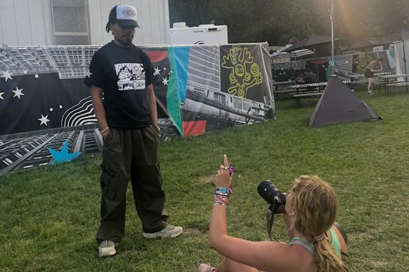 Richardson fotografando Chance the Rapper no festival de música Lollapalooza em Chicago em 2025.