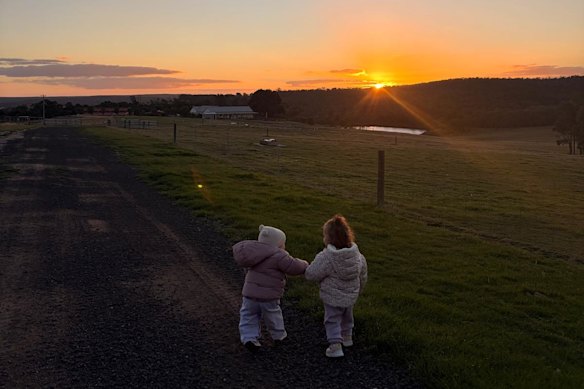 Fresh air, rolling hills and this sunset welcomed us on the first evening. 