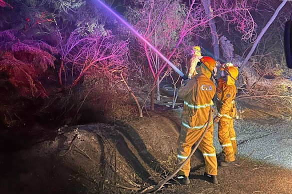 Os bombeiros combatem o incêndio de Longwood na noite de quinta-feira.