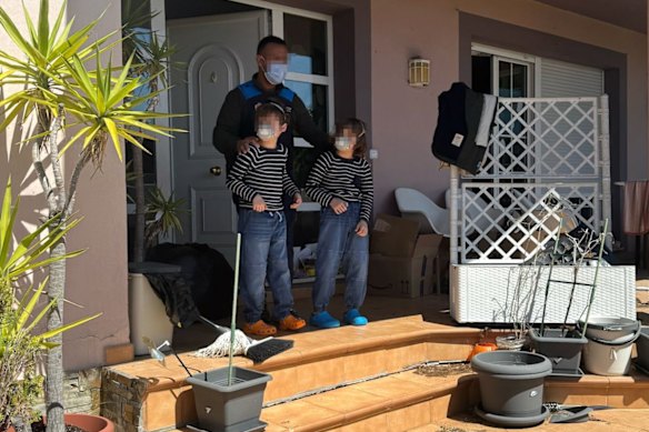 The eight-year-old children from Oviedo have been confined to their homes since 2021. Their ten-year-old brother was also at home.