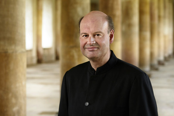 Conductor Stephen Layton laid bare the magnificence of JS Bach’s music.