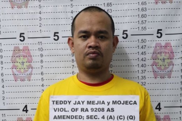 Teddy Jay Mojeca Mejia, lors de son arrestation aux Philippines.
