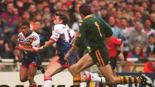 Jonathan Davies beats Brett Mullins to the line in a 1994 Test.
