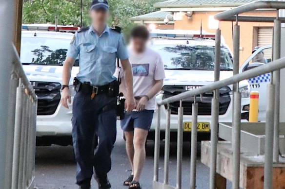 Los investigadores de la Brigada de Delitos Sexuales han acusado a un maestro de escuela del norte de Sydney por su supuesta relación en línea con una niña de 14 años.