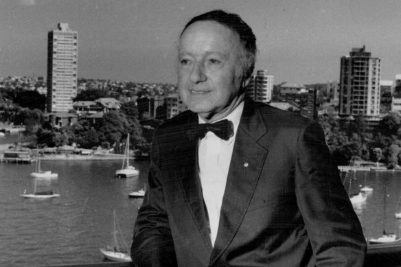 Harry Seidler with Blues Point Tower in the background, pictured in 1991.