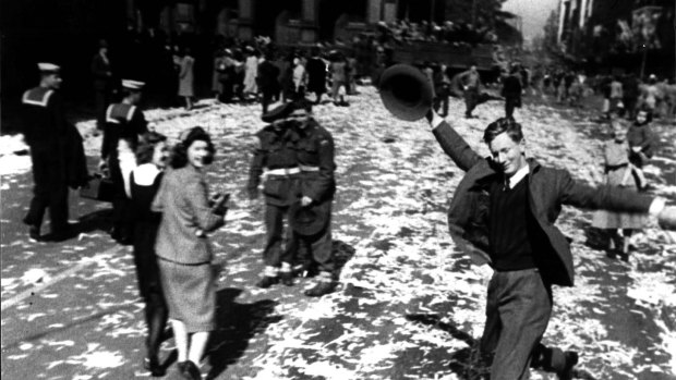 Victory in the Pacific Day celebrations on Elizabeth Street in 1945.