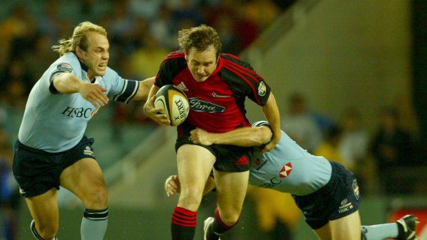 Andrew Mehrtens tries to break the line in a game against the Waratahs in 2005. 