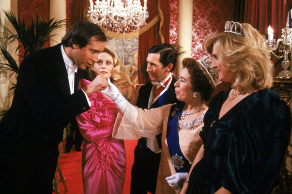 Jeannette Charles, second from right, as the Queen in National Lampoon’s European Vacation (1985).