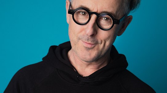 Actor Alan Cumming has handed back his Order of the British Empire.