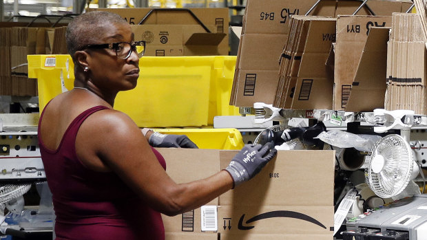Amazon has announced a  further increase in the hourly rate and the introduction of some bonuses for its warehouse workers.