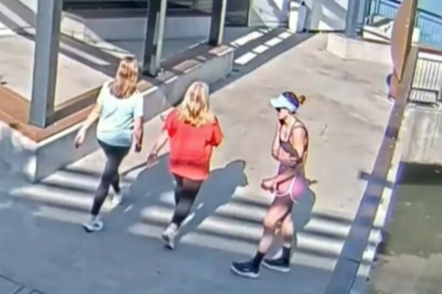 Brisbane kadını Kayley Koppa, koşu sırasında kalp krizi geçirdi ve hayatını kurtaran birkaç yabancı ile yeniden bir araya geldi.