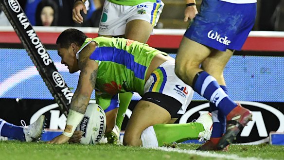  Joey Leilua scores the match winner.