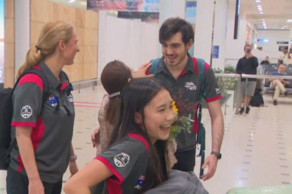 وصلت مجموعة من كلية باركر إلى مطار سيدني ليلة الأربعاء.