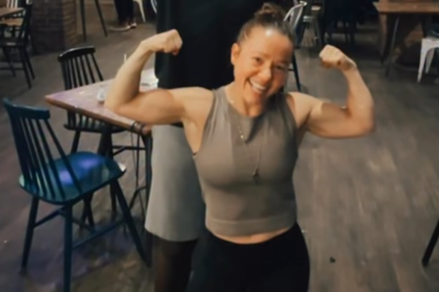 matt-damon-shouts-out-female-stunt-performer-for-the-odyssey-biceps