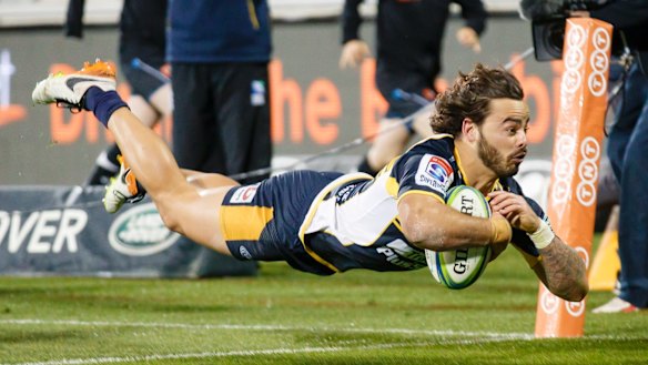 Andy Muirhead scores the match-winner against the Hurricanes at Canberra Stadium. 