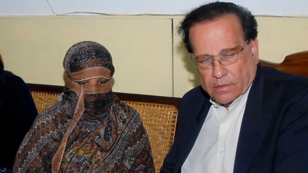 Asia Bibi, left, with governor Salman Taseer in 2010. Taseer was shot dead in 2011 after speaking out against Pakistan's blasphemy laws.