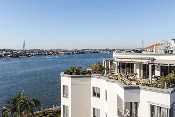 Set across 3.5 acres of landscaped absolute riverfront grounds, Mariner’s Reach is one of Newstead’s most tightly held addresses.