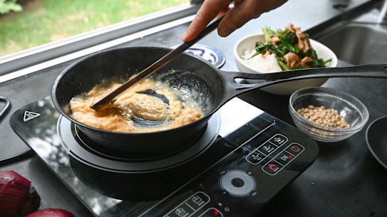 Making scrambled eggs on a portable induction cooker.