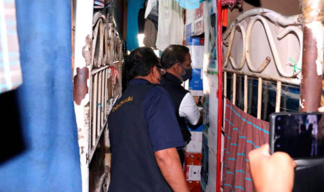 Malaysia Minister of Human Resources M Saravanan inspects a Brightway workers’ dormitory in Selangor state last December. 