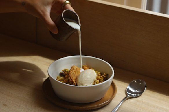 Golden turmeric roasted muesli at Leoht.