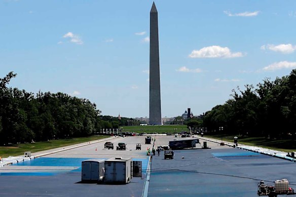 La piscina riflettente del Lincoln Memorial sarà ridipinta di blu.