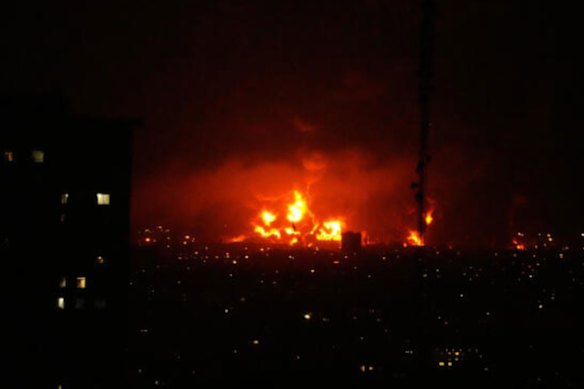 تحديثات حية عن الحرب الأمريكية الإيرانية: ترامب يتعهد بـ “ضرب إيران بشدة”؛ إيران تتهم الولايات المتحدة باستهداف محطة لتحلية المياه؛ مطار دبي مستهدف