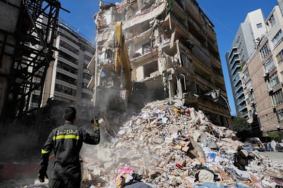 Um edifício destruído num ataque aéreo israelita em Beirute, no Líbano, onde mais de 2.000 pessoas morreram no conflito até agora.