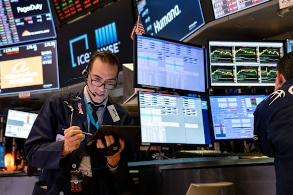 Wall Street’s benchmark index started the session in the green but closed sharply lower.