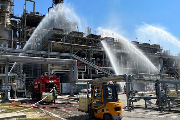 Uma refinaria de petróleo russa danificada em um ataque de drone ucraniano. As consequências da guerra impulsionaram os preços globais da energia.