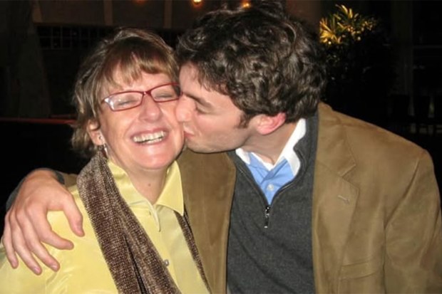 Georgia Senatörü Jon Ossoff, Avustralya doğumlu annesi Heather Fenton ile.