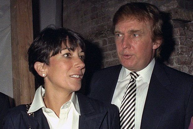 Ghislaine Maxwell ve Donald Trump, 1997'de bir parti sırasında.
