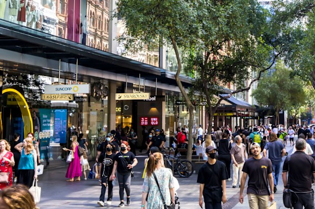 Sydney CBD'de alışveriş yapanlar.
