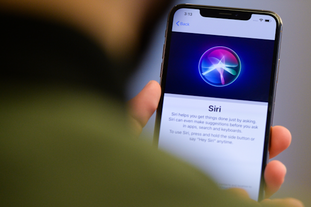 Apple is apologising for allowing outsiders to listen to snippets of people's recorded conversations with its digital assistant Siri.