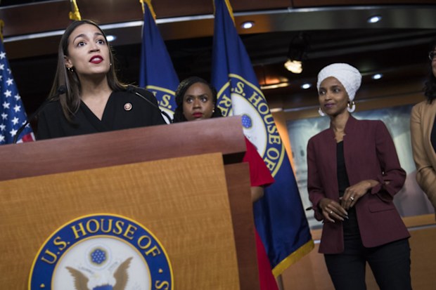 Donald Trump, Alexandria Ocasio-Cortez, Ayanna Pressley, Ilhan Omar ve Rashida Tlaib'e 'geldikleri yere geri dönün' dedi.