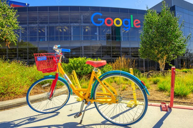Silicon Valley'deki Google genel merkezi önünde bir bisiklet.