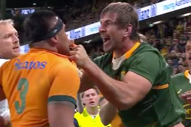 Eben Etzebeth takes on Allan Alaalatoa.